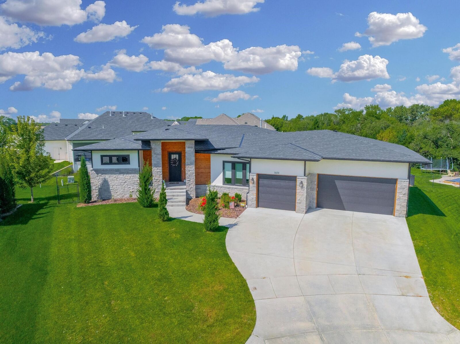 Property Photo:  1609 N Lakeside Ct  KS 67002 