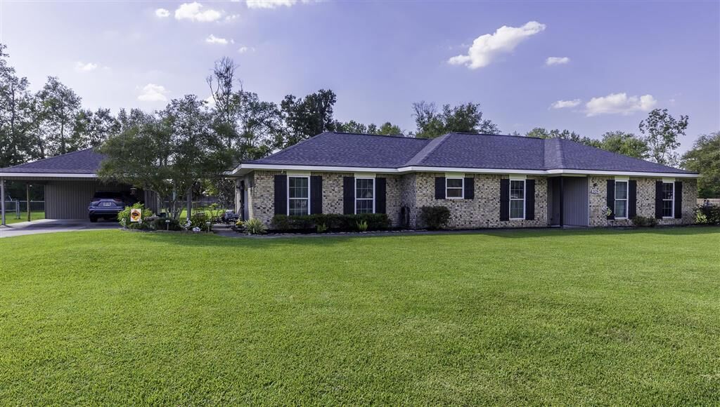 Property Photo: 2579 Rhett Drive LA 70611