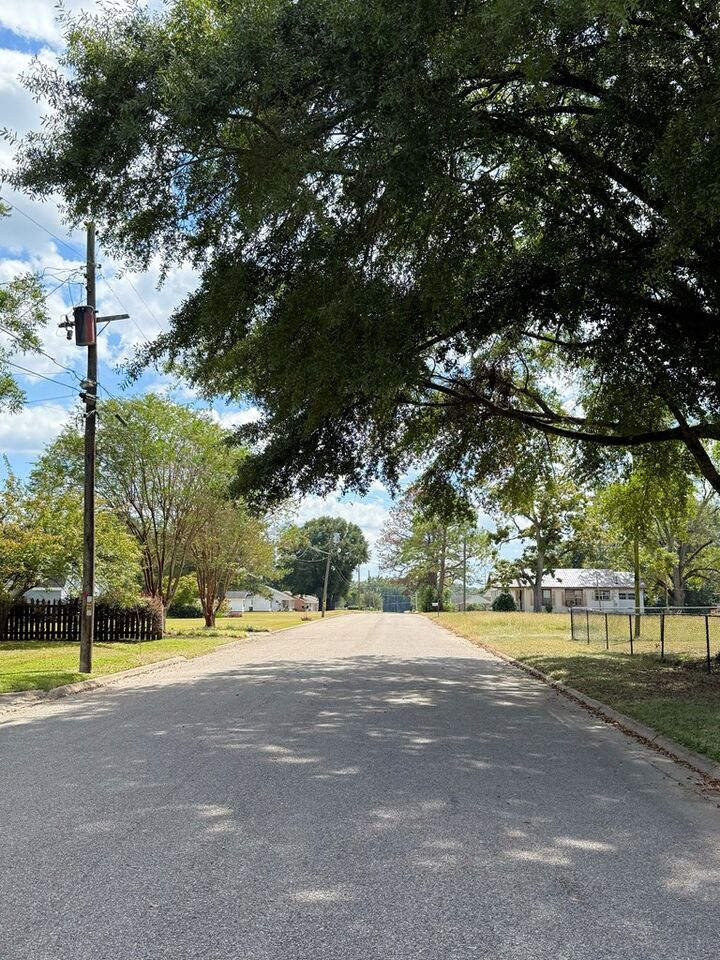 Property Photo:  601-2 S 9th Ave  AL 36305 