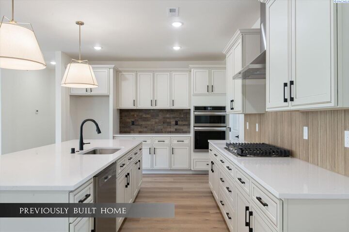 Property Photo:  1106 Fairhaven Loop 33  WA 99352 