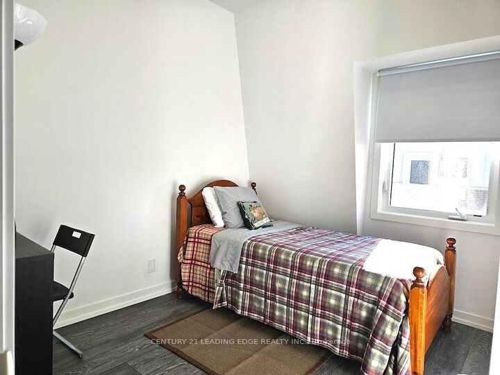 Property Photo:  10 Spruce Pines Crescent Room2  ON M4A 1C5 