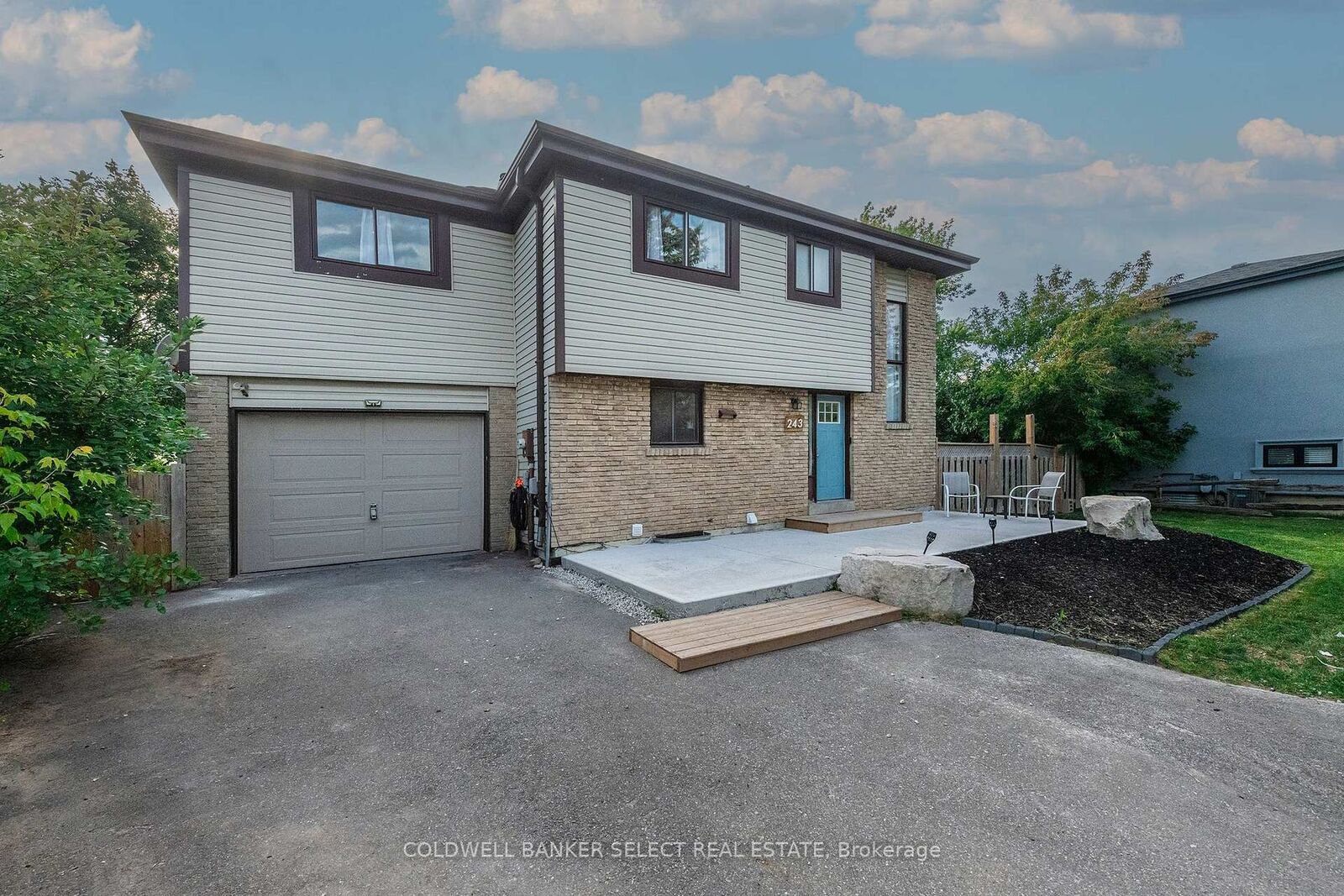 Photo de la propriété: 243 Leavens Court ON L7E 2A8