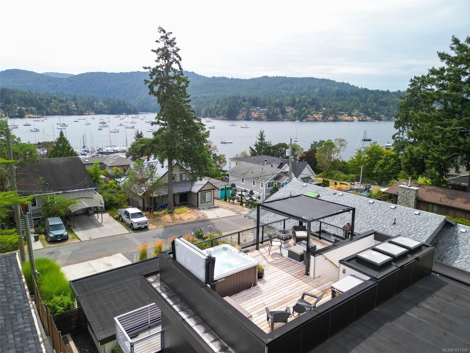 Property Photo: 772 Harding Lane BC V8M 2G2