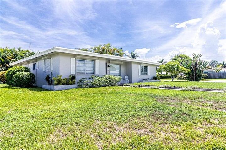 Property Photo: 1300 SE 7th Ct FL 33441
