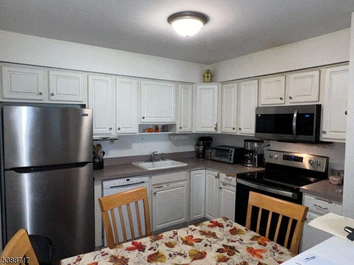 Property Photo:  806 Eves Dr 1B  NJ 08844 