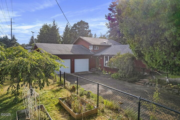 Property Photo:  125 SW View Drive  OR 97394 