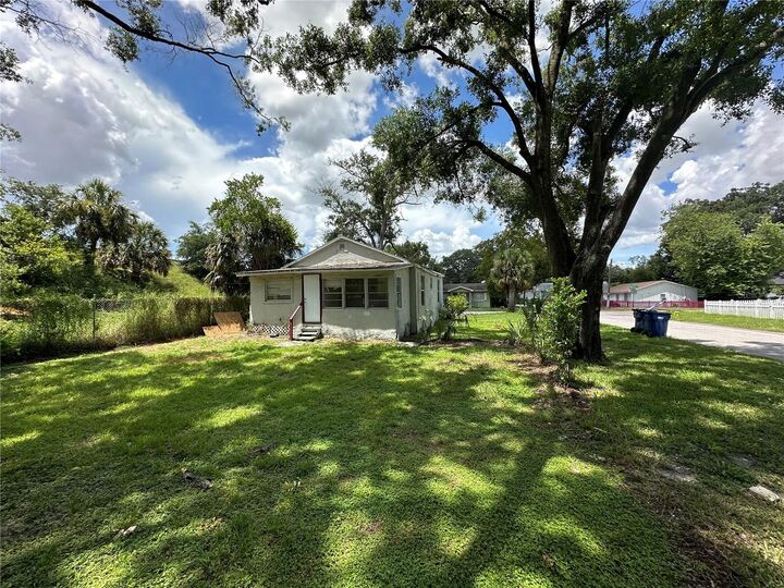 Property Photo: 7608 N Huntley Avenue FL 33604