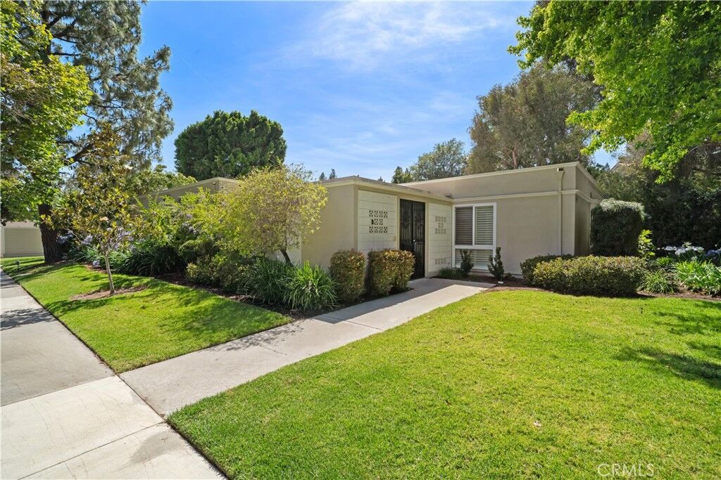 Property Photo:  755 Avenida Majorca B  CA 92637 
