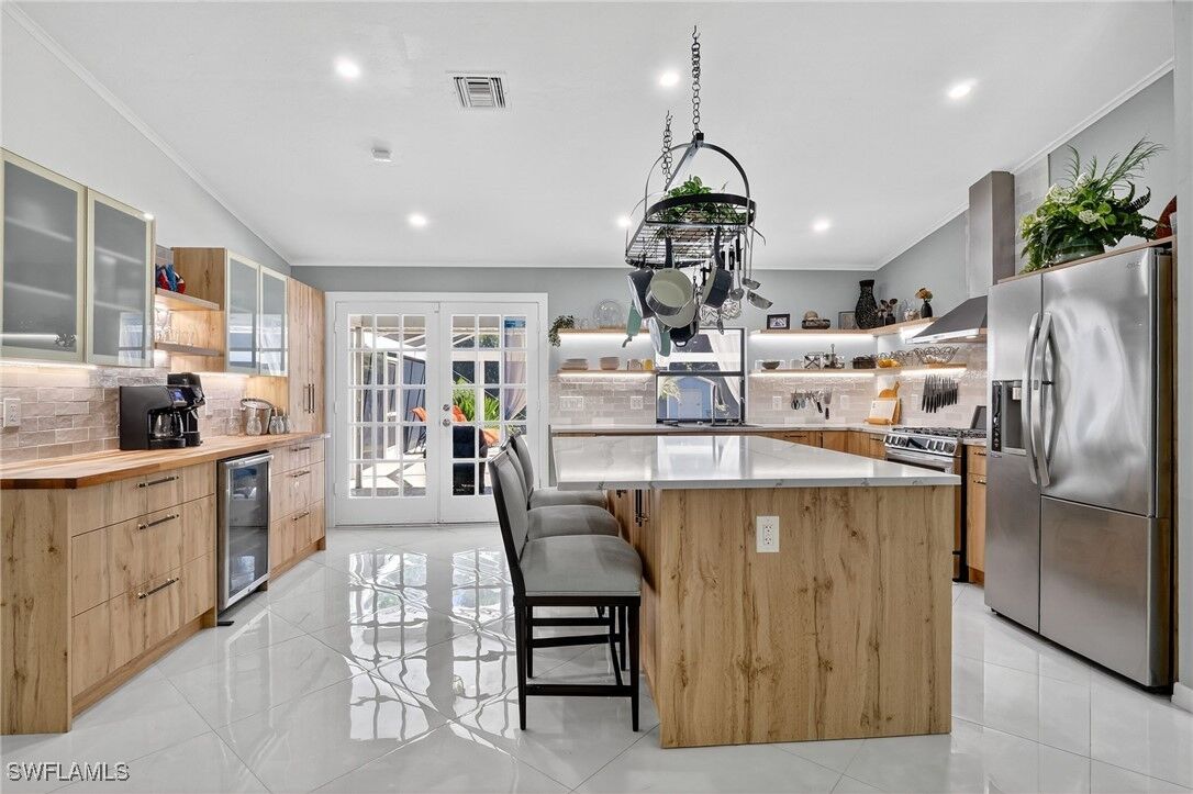 Property Photo: 410 6th Street NE FL 34120