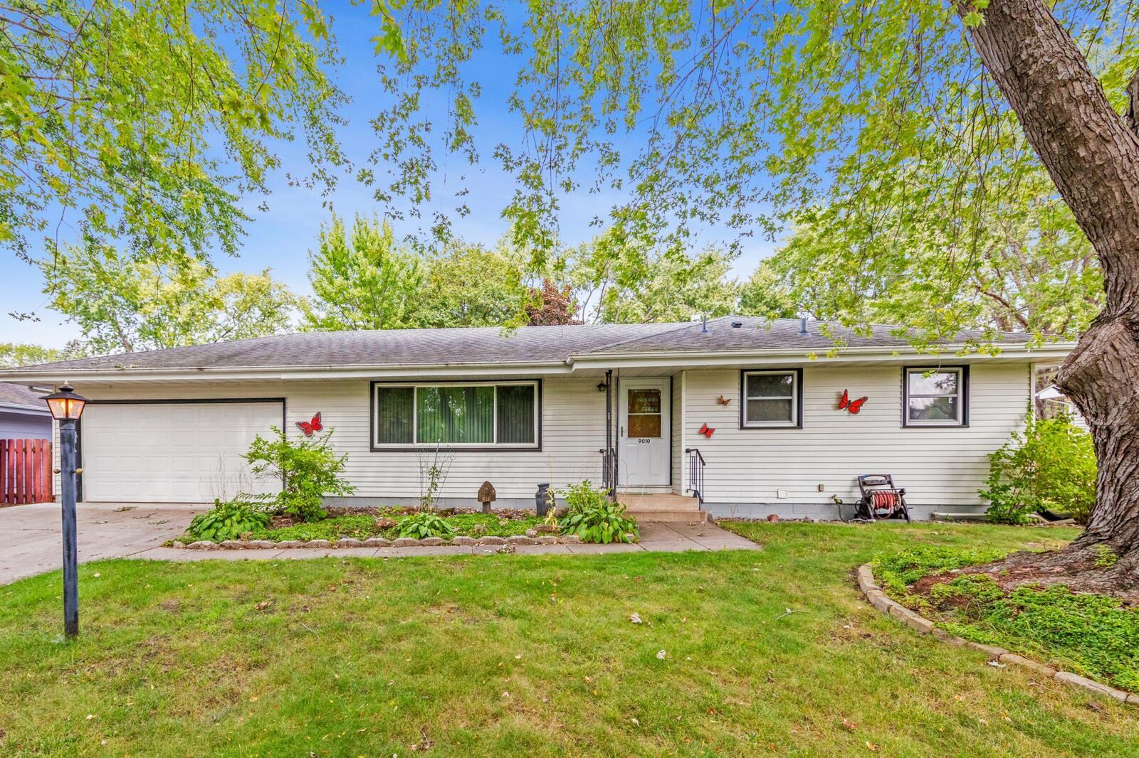 Property Photo: 9010 61 1/2 Avenue N MN 55428