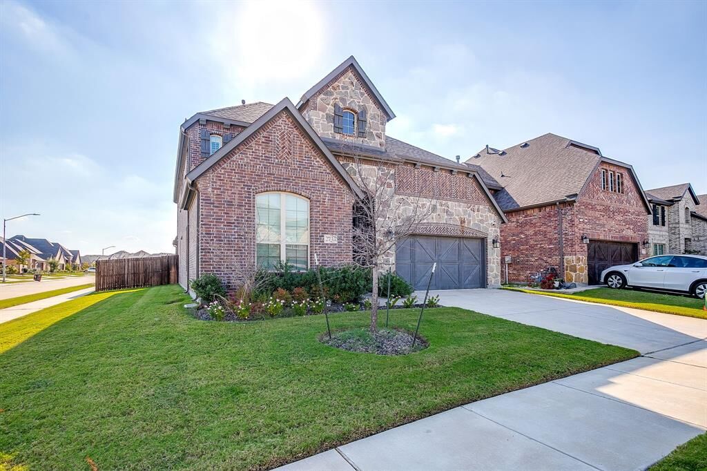Property Photo:  2733 Stadium View Drive  TX 76118 