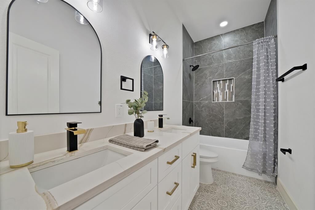 Property Photo: 1130 E Hattie Street TX 76104