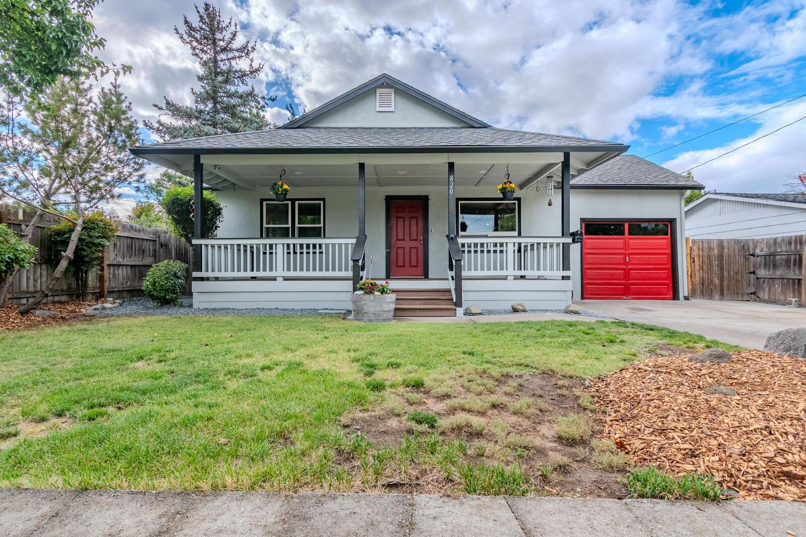 Property Photo:  820 Newtown Street  OR 97501 
