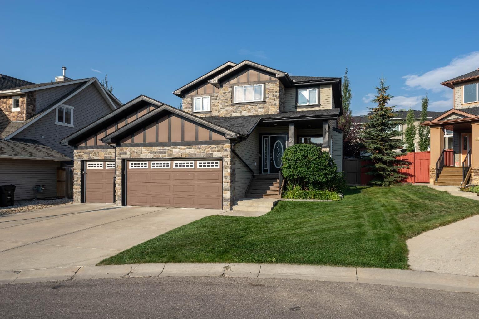 Property Photo:  60 Elmont Court SW  AB T3H 5Z8 