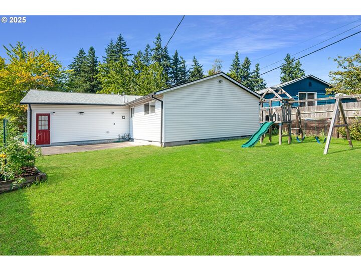 Property Photo:  1918 SE 151st Ave  OR 97233 