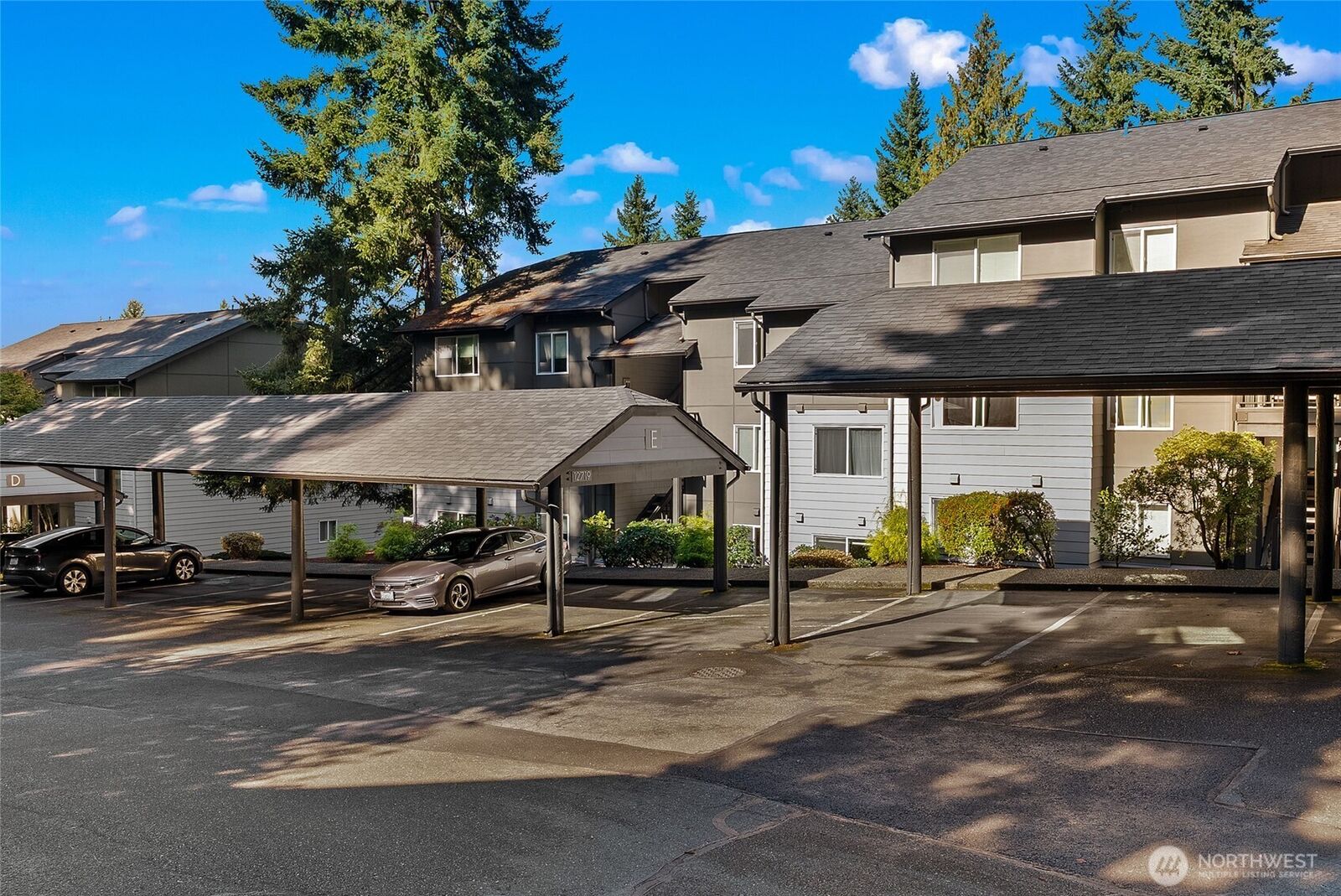 Property Photo: 12719 NE 116th Street E302 WA 98034