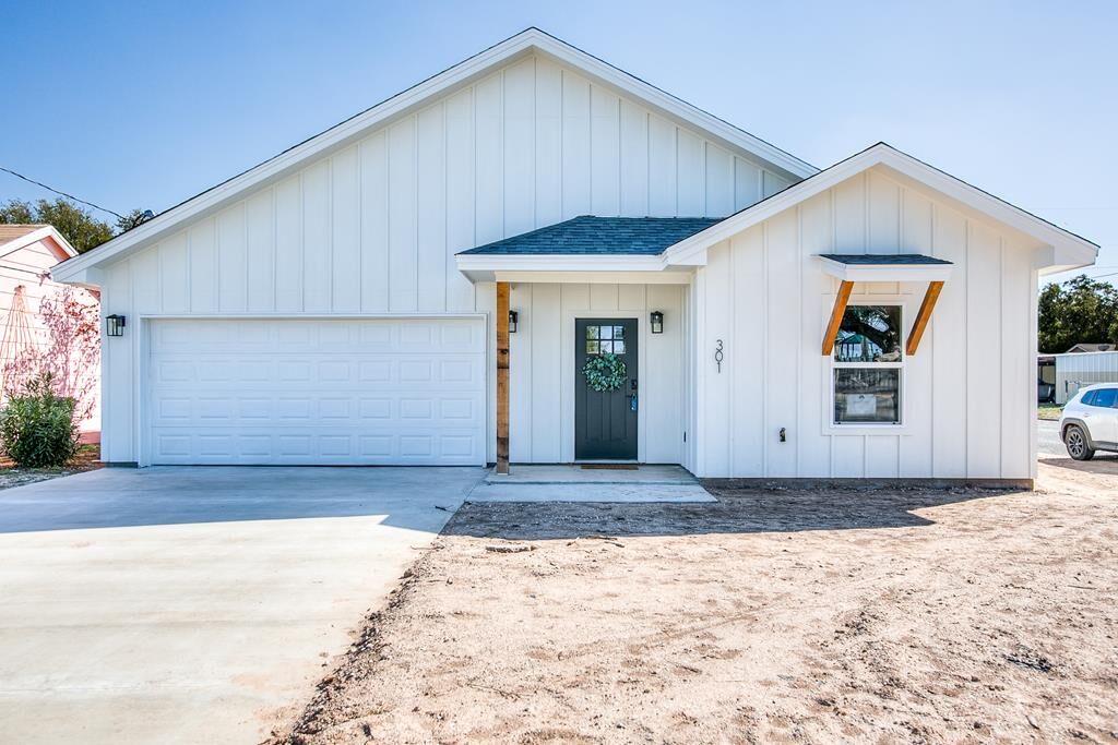 Property Photo: 301 E Washington Dr TX 76903