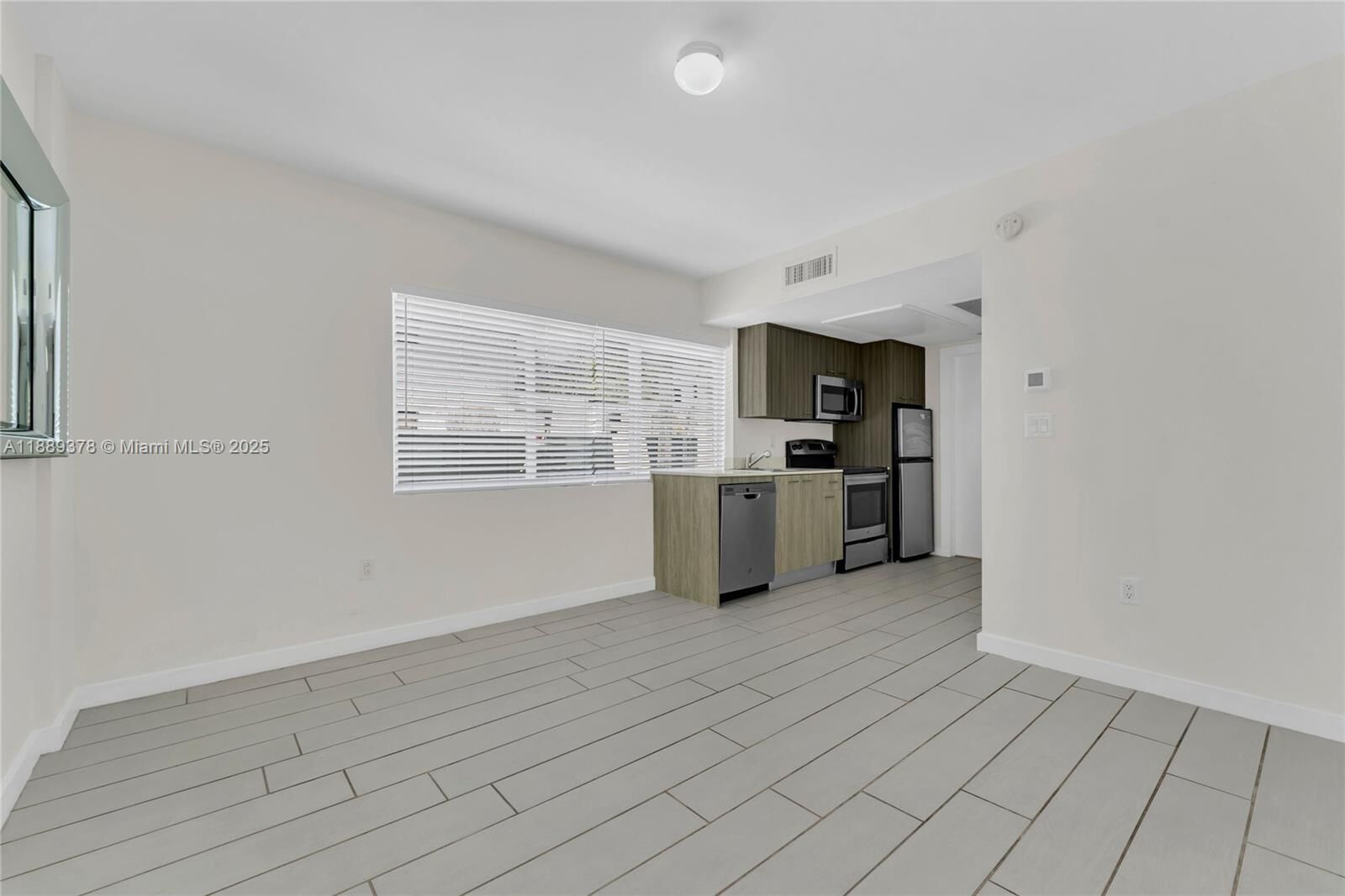 Property Photo: 740 Meridian Ave 18 FL 33139