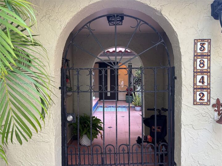 Property Photo:  3842 Alcantara Ave 71D  FL 33178 