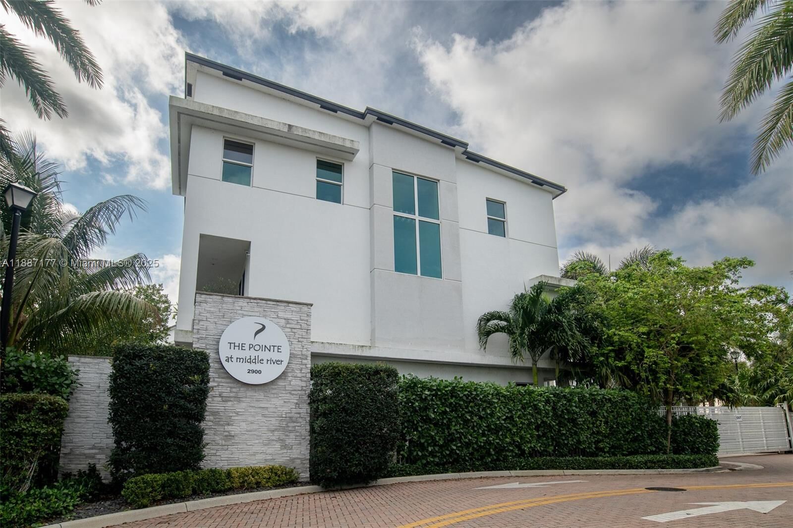 Property Photo:  2900 NE 12th Ter 14  FL 33334 