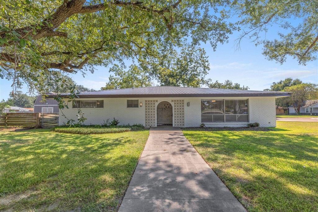 Property Photo:  315 University Drive  LA 70605