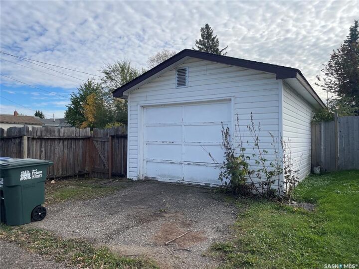 Property Photo:  628 5th Street E  SK S6V 0M2 
