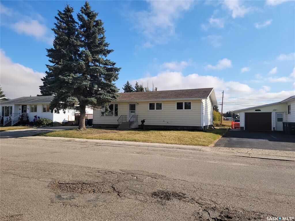 Property Photo:  708 2nd Street W  SK S0K 4W0 