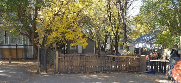Property Photo: 124 O Avenue S SK S7M 2R5
