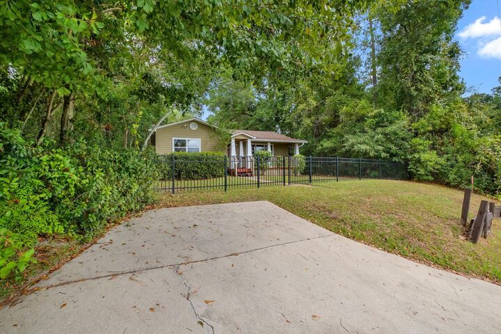 Property Photo: 1320 Cherry Laurel Street FL 32308