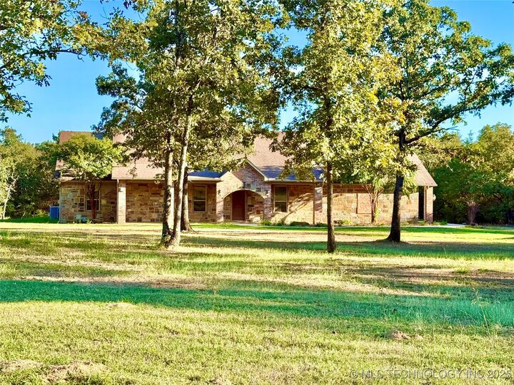 Property Photo: 427996 E 1050 Rd Road OK 74426