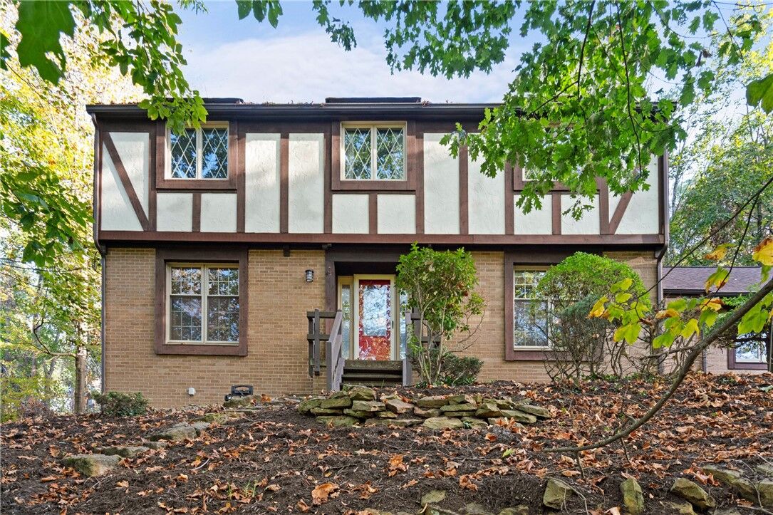 Property Photo:  104 Great Oaks Dr  PA 15108 