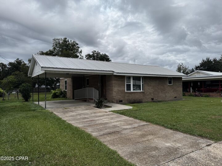 Property Photo: 546 S 2nd Street FL 32465