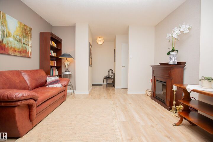 Photo de la propriété:  11112 129 Street NW 33  AB T5M 0Y5 