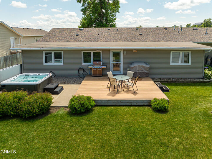 Property Photo:  508 Rosie Lane N  ND 58554 