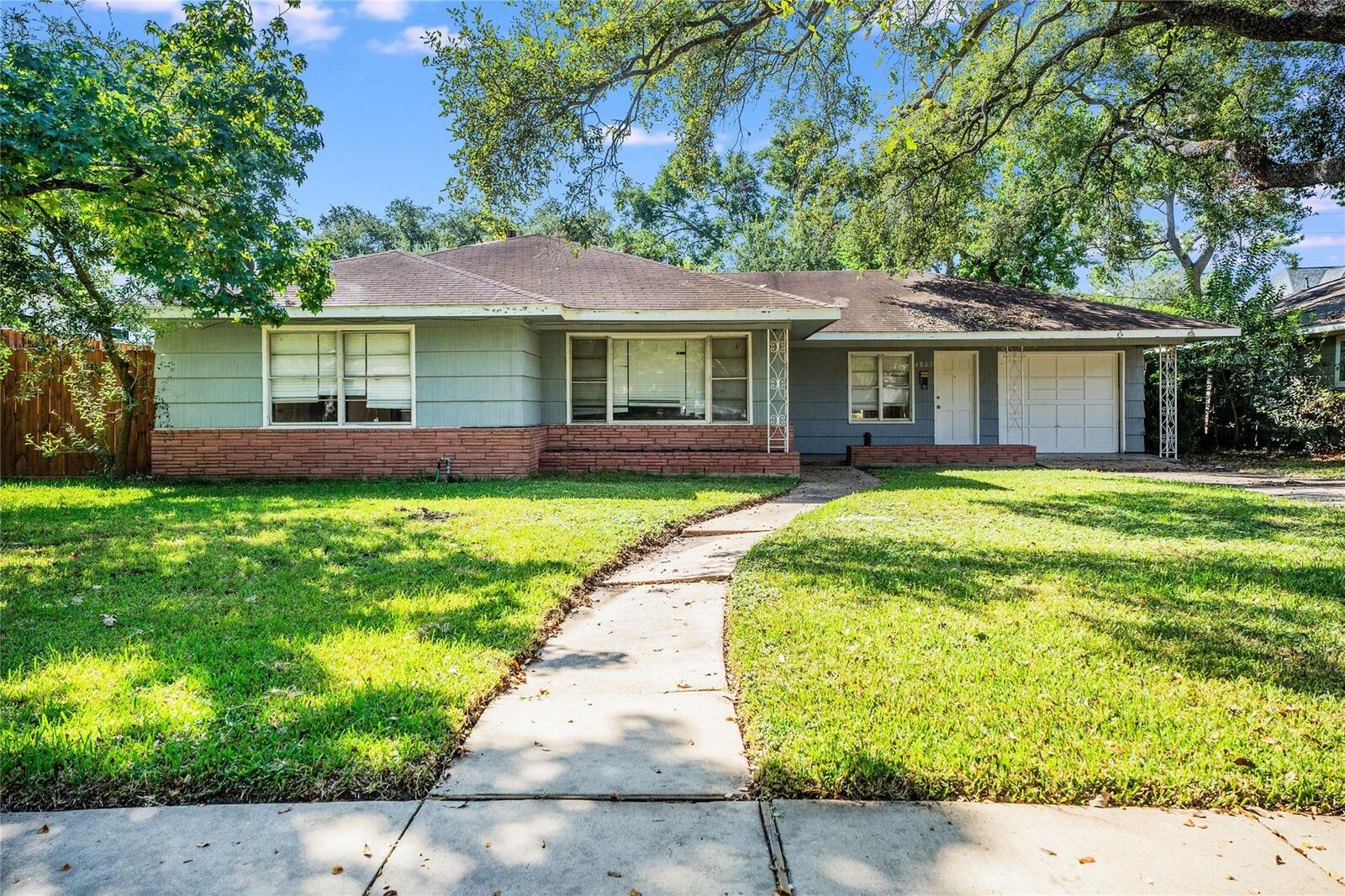Property Photo:  4807 Saxon Street  TX 77401 