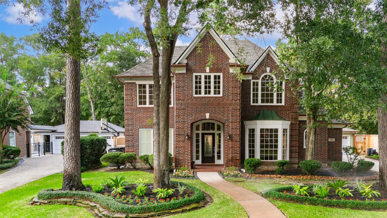 Property Photo: 106 N Floral Leaf Circle TX 77381