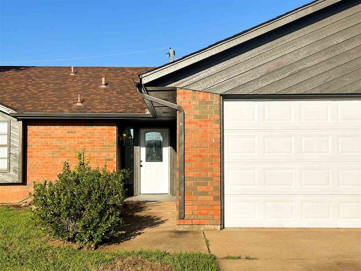 Property Photo: 1411 SE Hillcrest Ave OK 73501