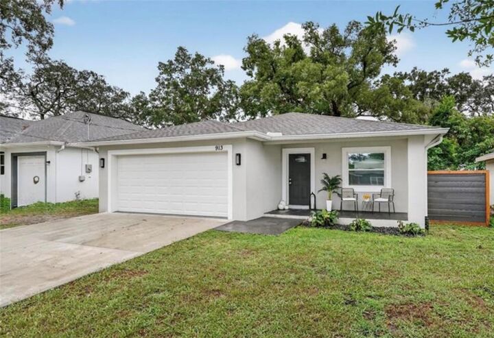Property Photo: 913 E Eskimo Avenue FL 33604