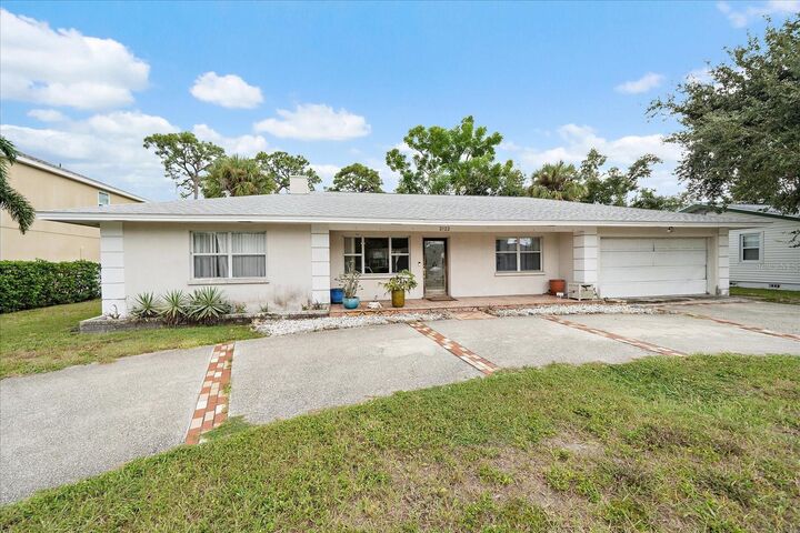 Property Photo:  2122 Waldemere Street  FL 34239 