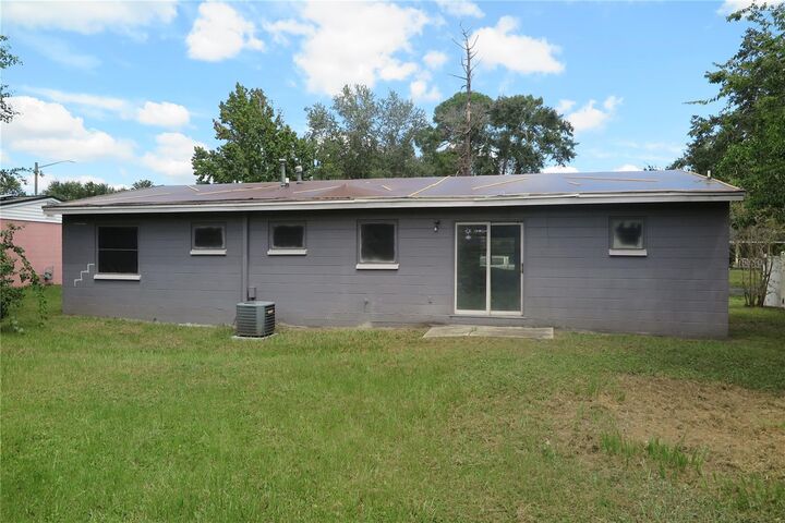 Property Photo: 1909 SE 14th Avenue FL 32641