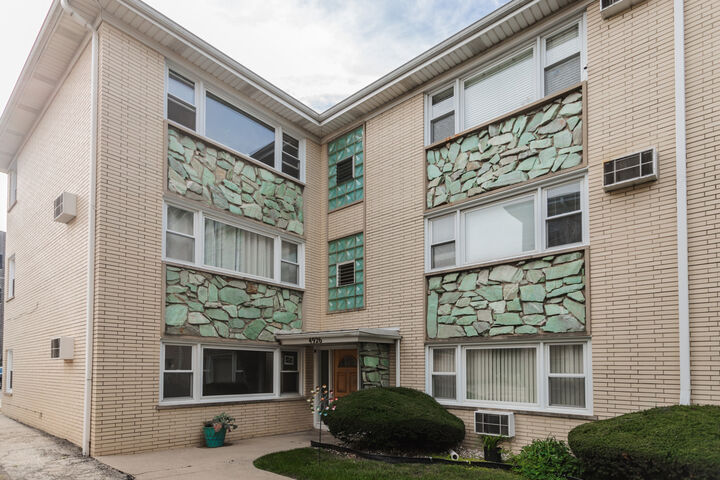 Property Photo:  4926 N Lester Avenue 1W  IL 60630 
