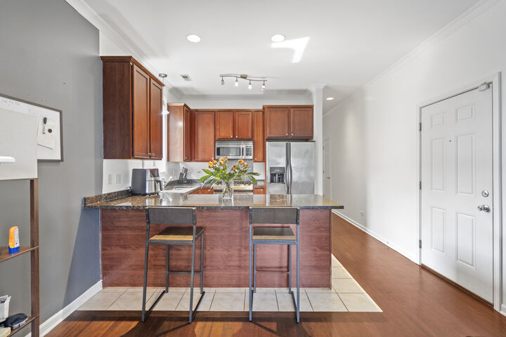 Property Photo:  2539 W Warren Street 2  IL 60612 