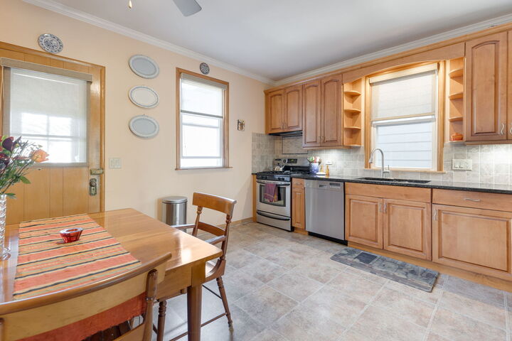 Property Photo:  1824 W Farragut Avenue  IL 60640 