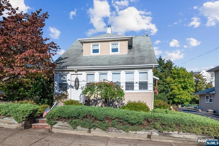 Property Photo:  27 Washington Place  NJ 07512 
