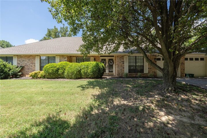 Property Photo: 1643 N Arthurs Court AR 72701