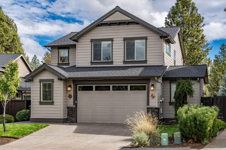 Property Photo: 60523 Hedgewood Lane OR 97702
