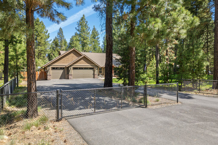 Property Photo: 17142 Norwalk Road OR 97707