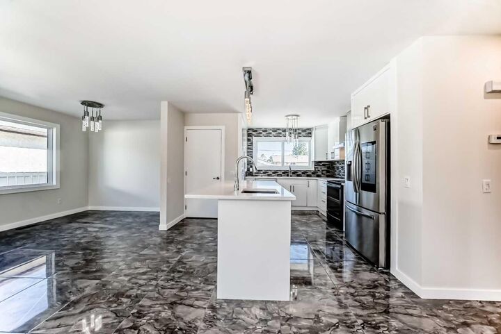 Photo de la propriété:  6082 Madigan Drive NE  AB T2A 5B8 