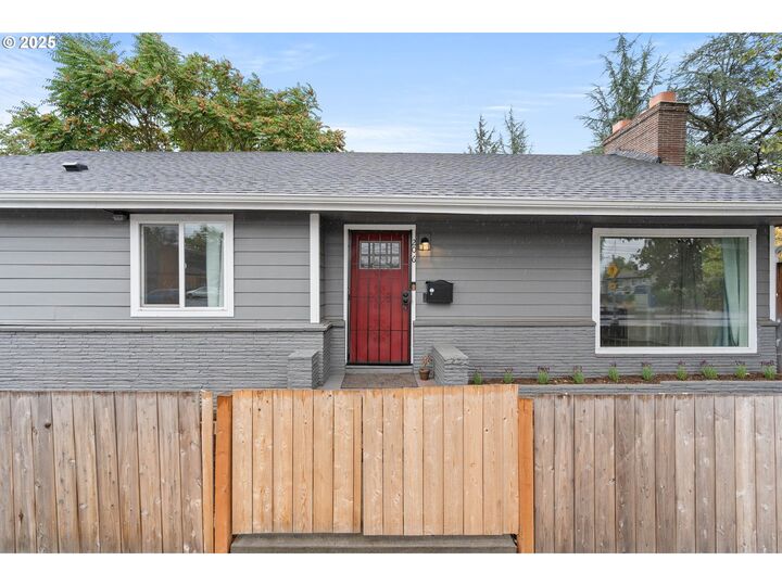 Property Photo: 206 NE 102nd Ave OR 97220