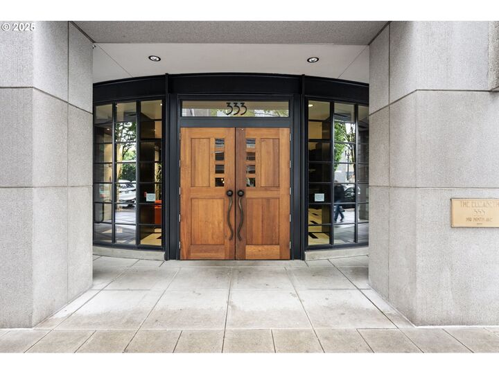 Property Photo:  333 NW 9th Ave 1217  OR 97209 